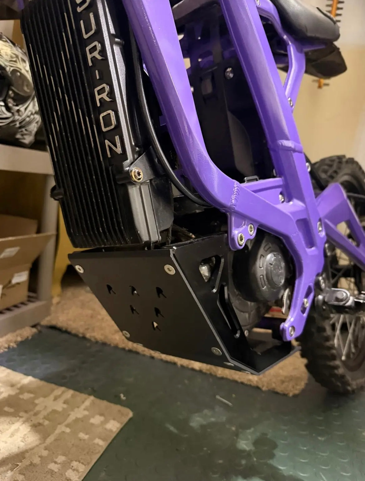 Vorbestellung Surron Ultra Bee Scheinwerferabdeckung/Kettenschutz aus echter Kohlefaser