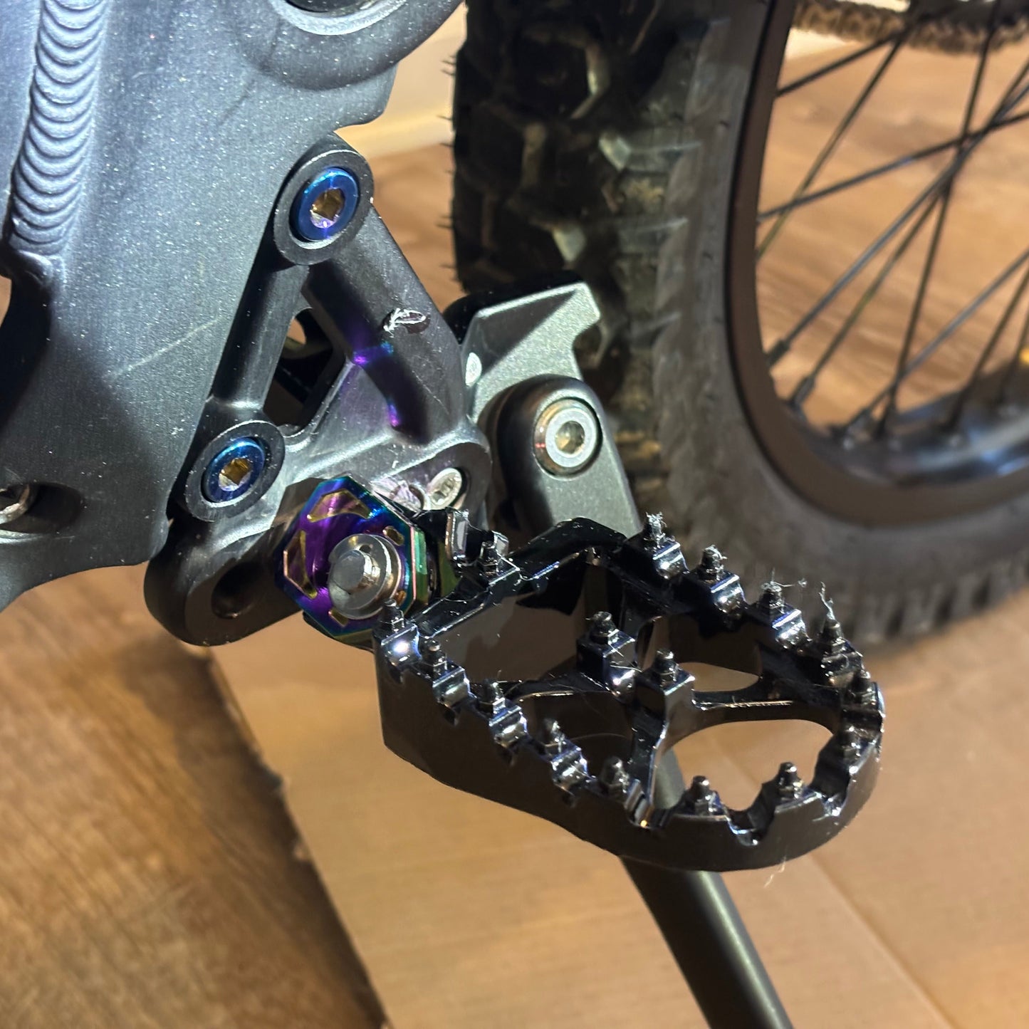 Vorbestellung Surron Ultra Bee Scheinwerferabdeckung/Kettenschutz aus echter Kohlefaser