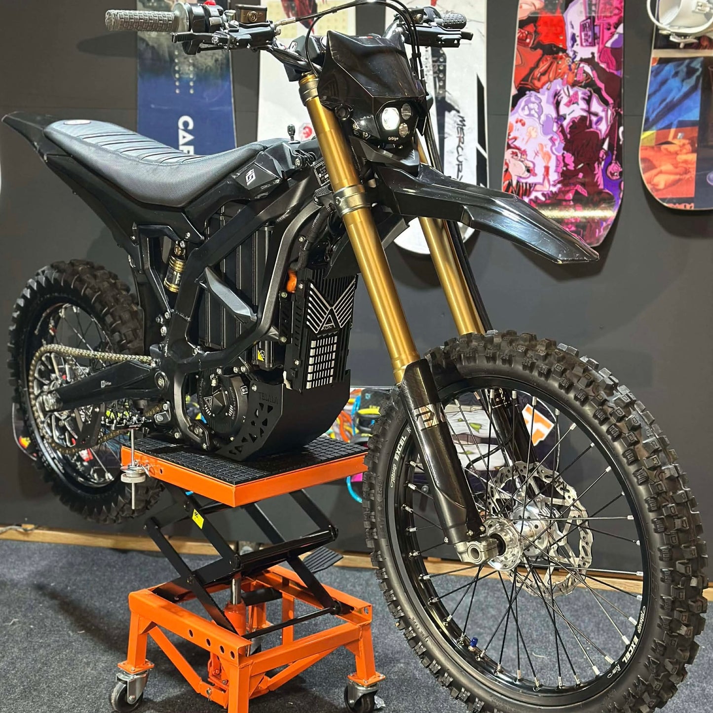 Vorbestellung Surron Ultra Bee Scheinwerferabdeckung/Kettenschutz aus echter Kohlefaser