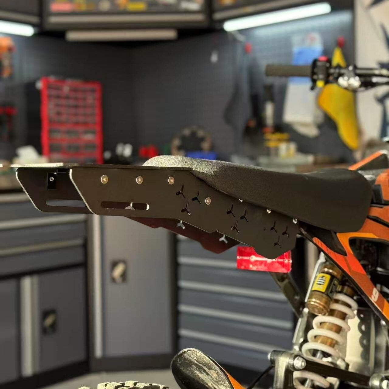 Vorbestellung Surron Ultra Bee Scheinwerferabdeckung/Kettenschutz aus echter Kohlefaser